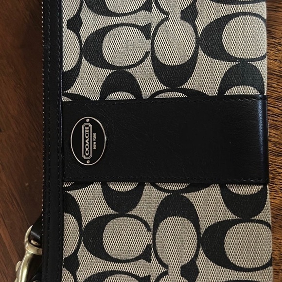 Coach Signature Wallet - Picture 2 of 4